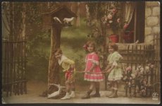 画像1: フランス アンティーク ポストカード 電車ごっこする3人の 子供たち 女の子 (1)
