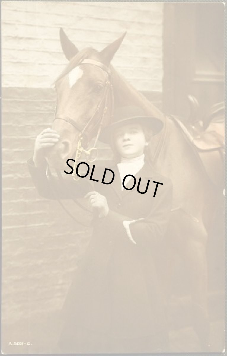 画像1: イギリス アンティーク ポストカード 美しい 女性 と馬 (1)