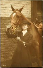 画像1: イギリス アンティーク ポストカード 美しい 女性 と馬 (1)