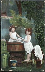 画像1: イギリス アンティーク ポストカード 洗濯をするふたりの少女 (1)