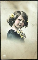 画像1: イギリス アンティーク ポストカード 花飾りする 女の子 ポートレート (1)