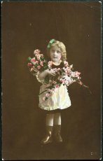 画像1: イギリス アンティーク ポストカード お花を抱える 女の子 (1)