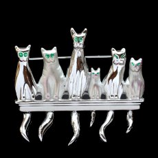 画像1: イギリス ヴィンテージジュエリー 尻尾が可愛く揺れる６匹の猫のブローチ (1)
