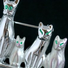 画像10: イギリス ヴィンテージジュエリー 尻尾が可愛く揺れる６匹の猫のブローチ (10)