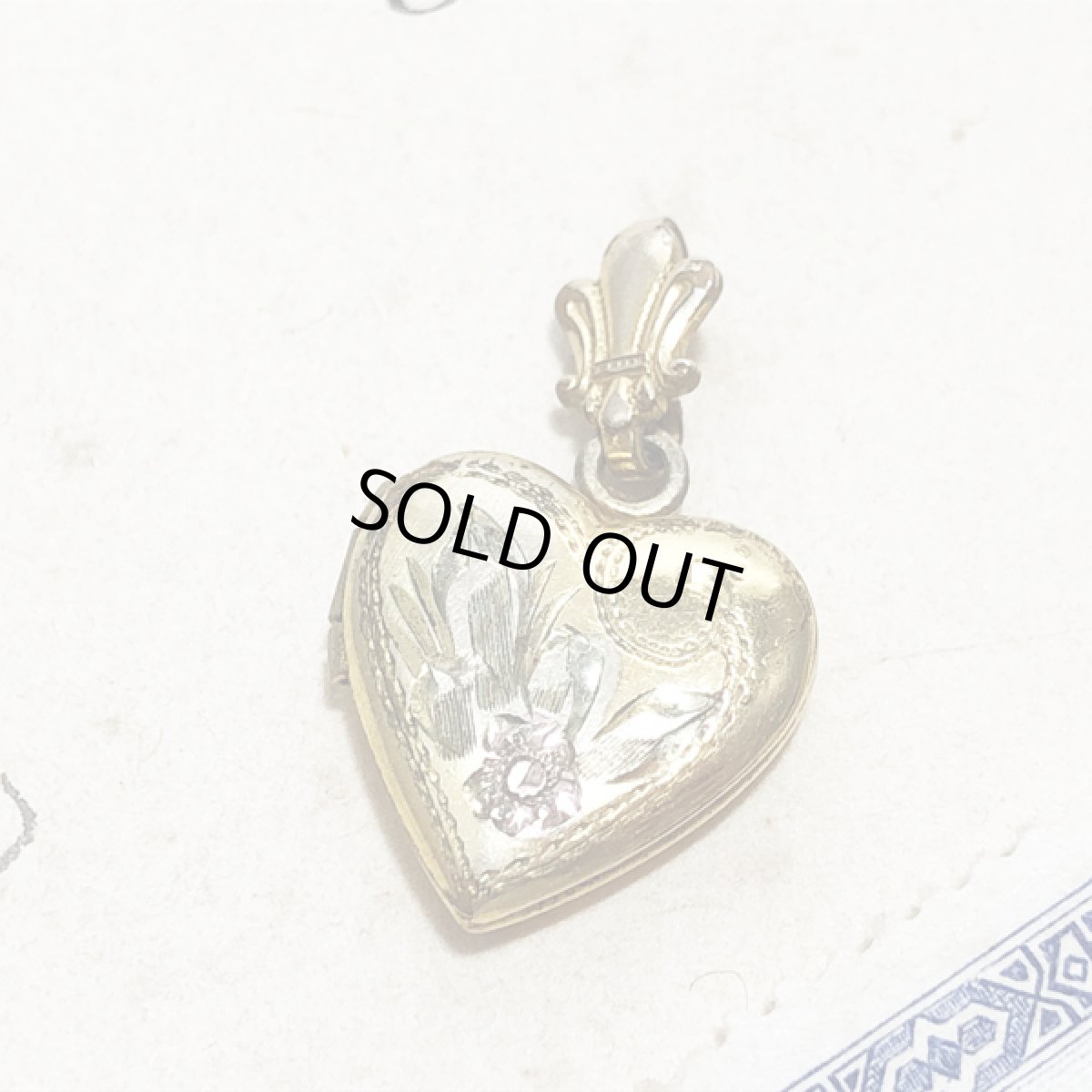 画像4:  12K 手彫り花装飾の美しいヴィンテージハートのロケットペンダント トップ (4)