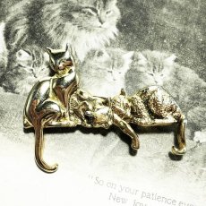画像1: 英国Signed jewelry ヴィンテージジュエリー 3匹の遊ぶ猫 CAT 猫ブローチ (1)