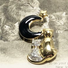 画像1: 英国ヴィンテージジュエリー 2匹の猫と月 エナメル細工 CAT 猫ブローチ (1)