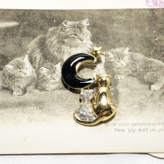 画像3: 英国ヴィンテージジュエリー 2匹の猫と月 エナメル細工 CAT 猫ブローチ (3)