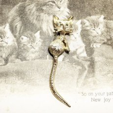 画像1: 英国ヴィンテージジュエリー しっぽの長い猫 CAT 猫ブローチ (1)