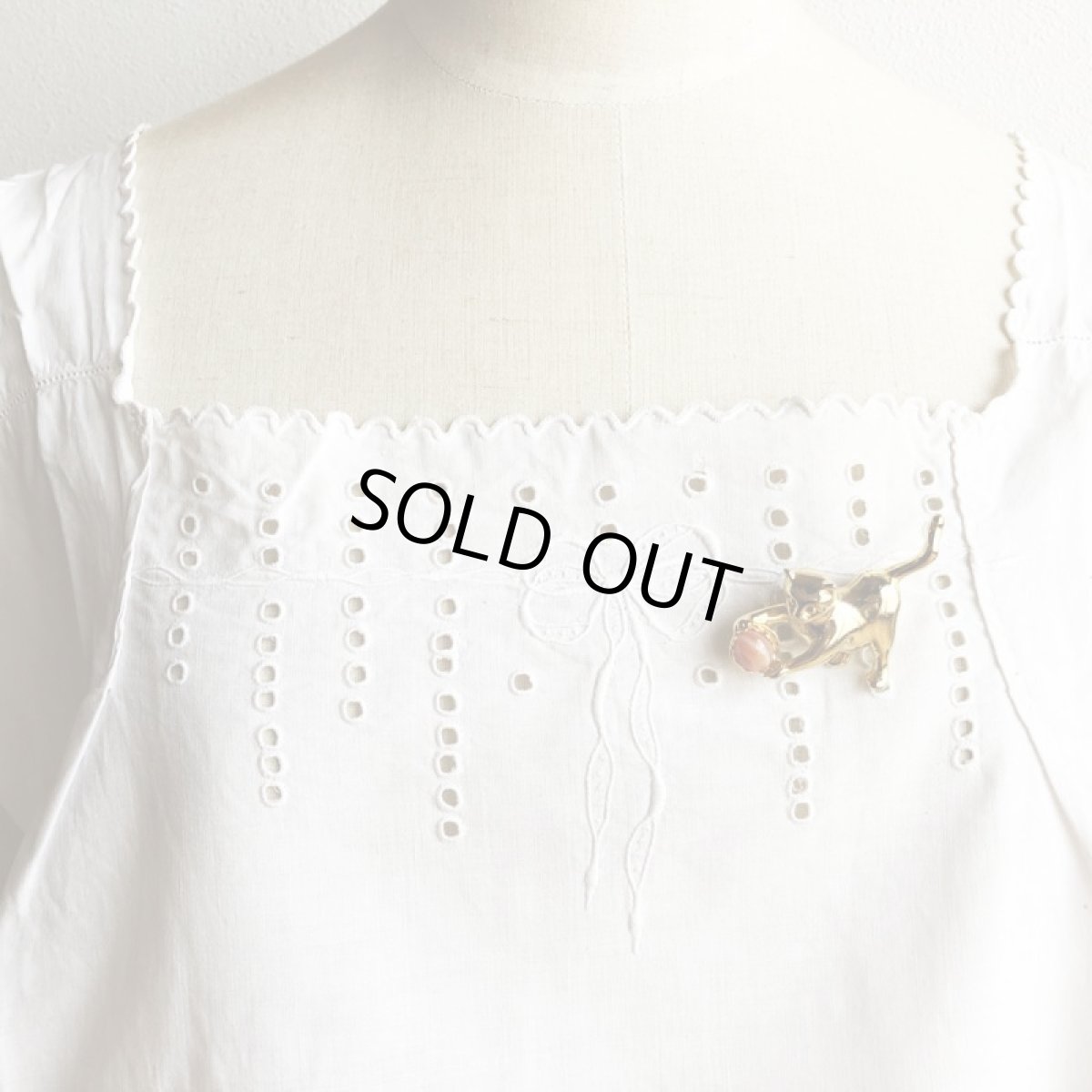 画像9:  イギリス ヴィンテージジュエリー ボールで遊ぶ CAT 猫ブローチ (9)