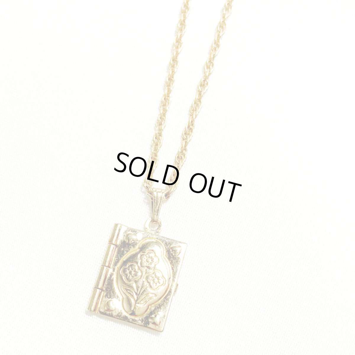 画像4: AVON エイボン  BOOKスタイル ロケットペンダント フラワーエンボスの ヴィンテージネックレス (4)