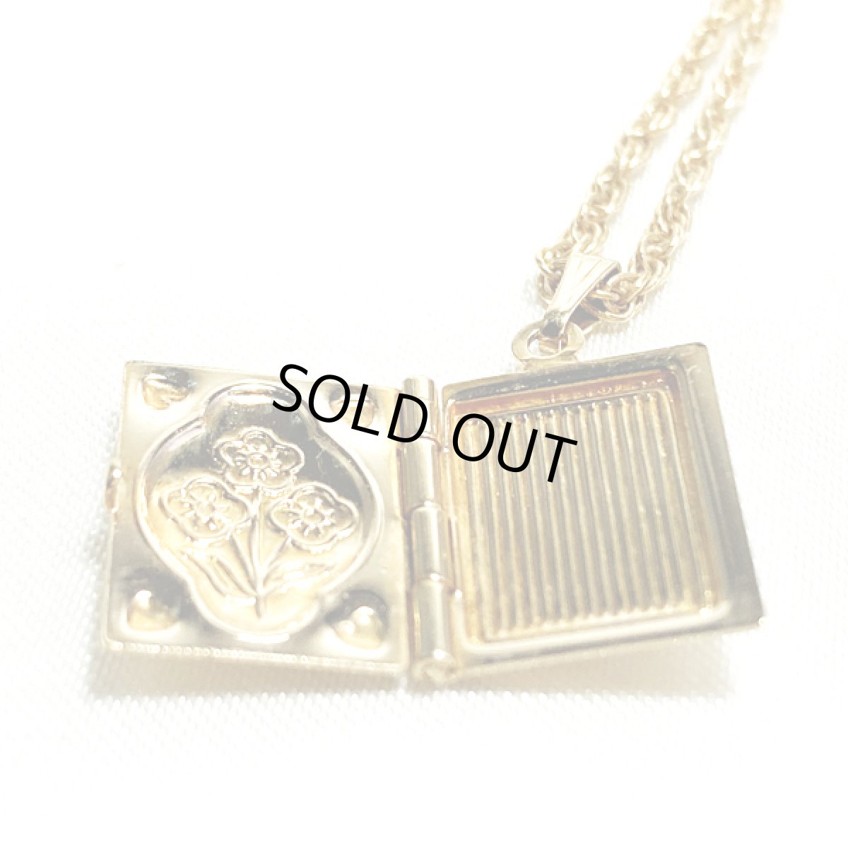 画像6: AVON エイボン  BOOKスタイル ロケットペンダント フラワーエンボスの ヴィンテージネックレス (6)