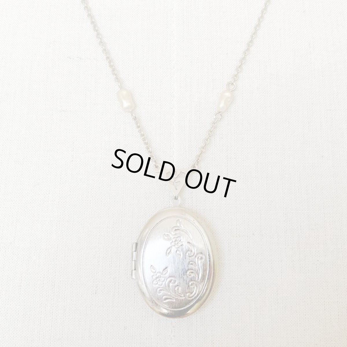 画像2: AVON エイボン ロケットペンダント フラワーエンボスの ヴィンテージネックレス (2)