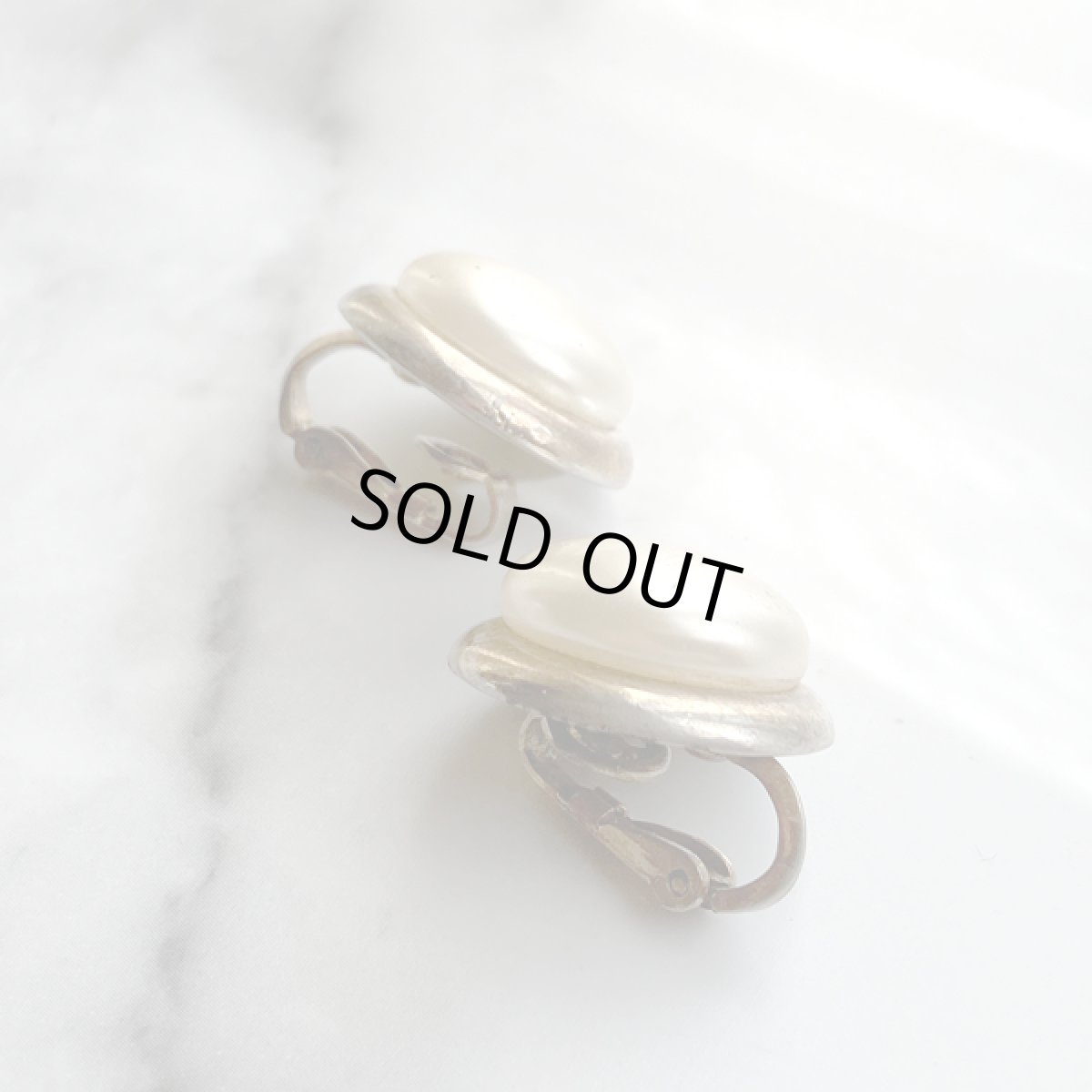 画像13: Trifari トリファリ ころんと可愛いフェイクパール イヤリング  ビンテージジュエリー  (13)