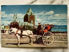 画像1: カナダ 海外ヴィンテージポストカード ゲベックの街と馬車 アニマル動物 レトロポストカード通販 古いアンティークはがき (1)