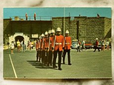 画像1: カナダ 海外ヴィンテージポストカード CITADEL城と衛兵隊列 レトロポストカード通販 (1)