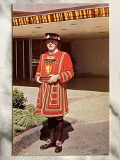 画像1: カナダ 海外ヴィンテージポストカード 守衛隊のヨーマンのコスチュームのホテルドアマン ポストカード通販 (1)