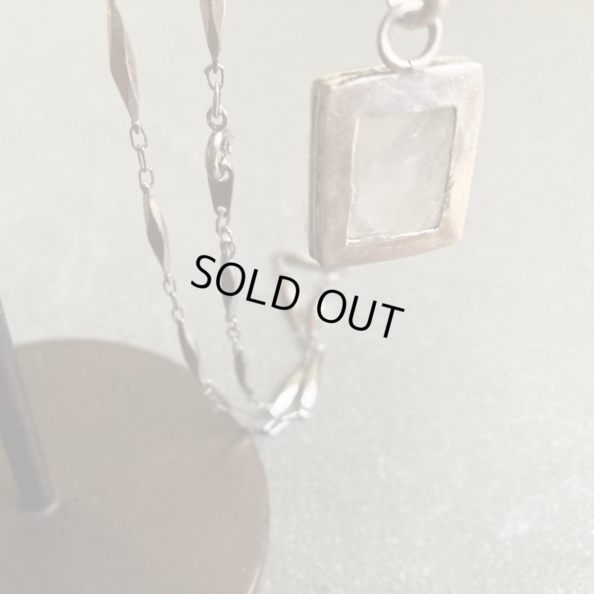 画像4: 〈スターリングシルバー〉刻印925スクエアーの大きなムーンストーン天然石アンティークネックレス (4)