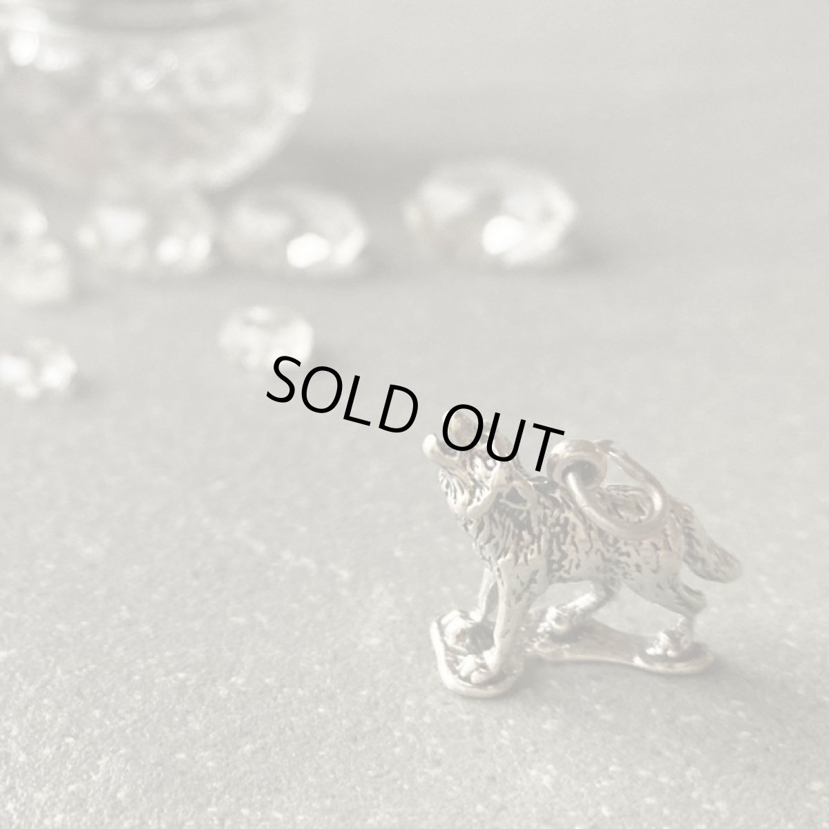 画像2: ヴィンテージ シルバー チャーム 狼 アンティーク 刻印あり (2)