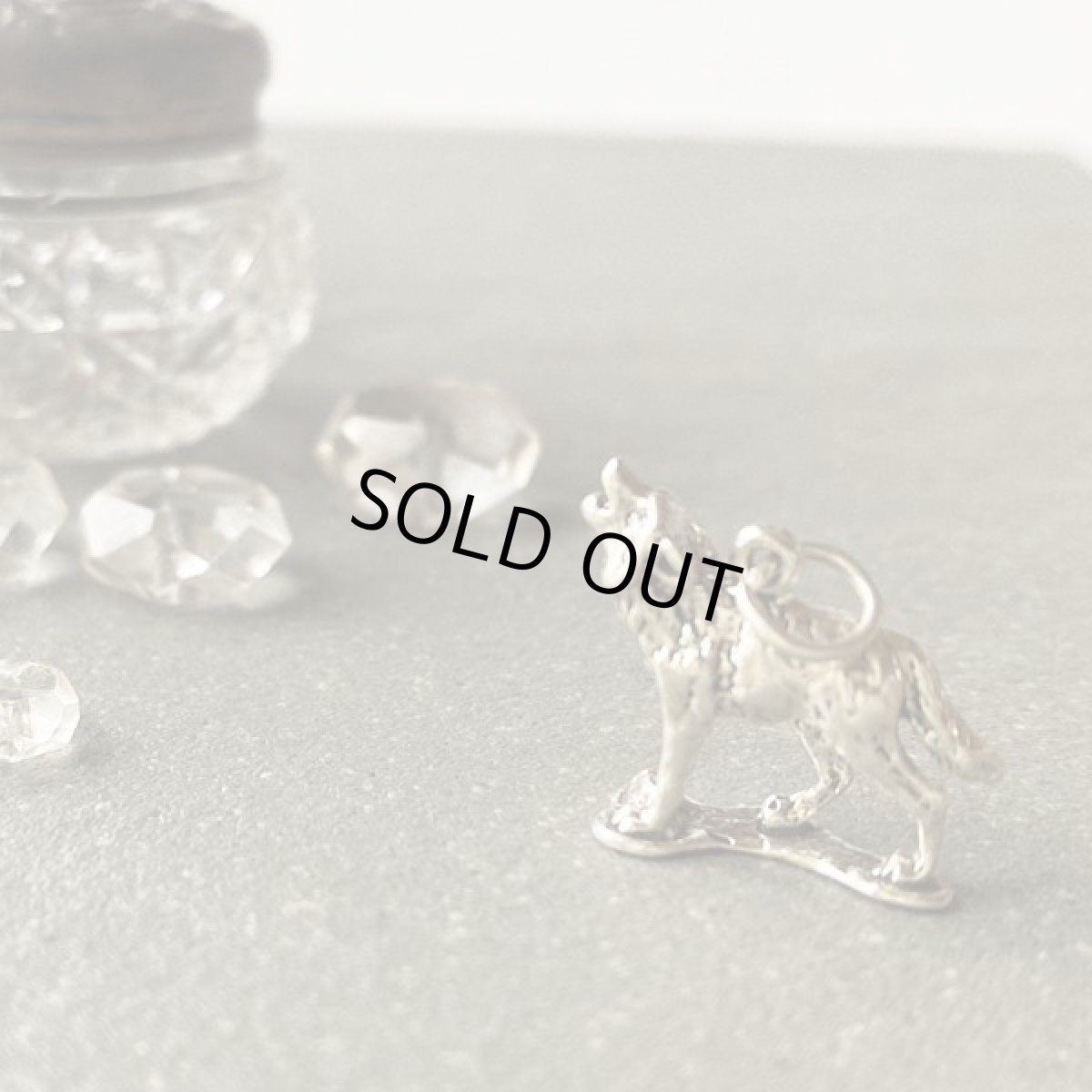 画像2: ヴィンテージ シルバー チャーム 狼 アンティーク 刻印あり (2)