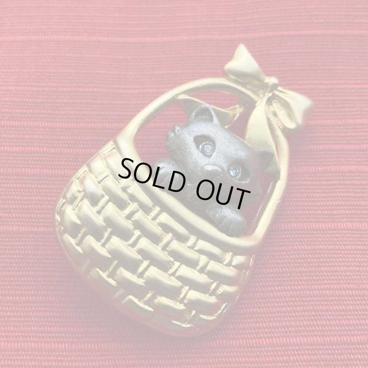 画像5: DANECFAFT ダネクラフト籐かごに入った可愛い仔猫ブローチ ヴィンテージコスチュームジュエリー 猫アクセサリー福猫 (5)