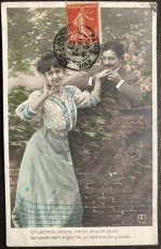 画像1: フランス 切手 消印 アンティークポストカード Sur votre main mignonne あなたの愛しい手の上で 愛し合うふたり (1)