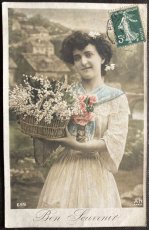 画像1: フランス 切手 消印 アンティークポストカード Bon Souvenir いい思い出 花かごを持つ女性 (1)