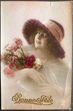 画像1: フランス アンティークポストカード Bonne Fete ハッピーバースデー 花束を持ち微笑む女性 (1)
