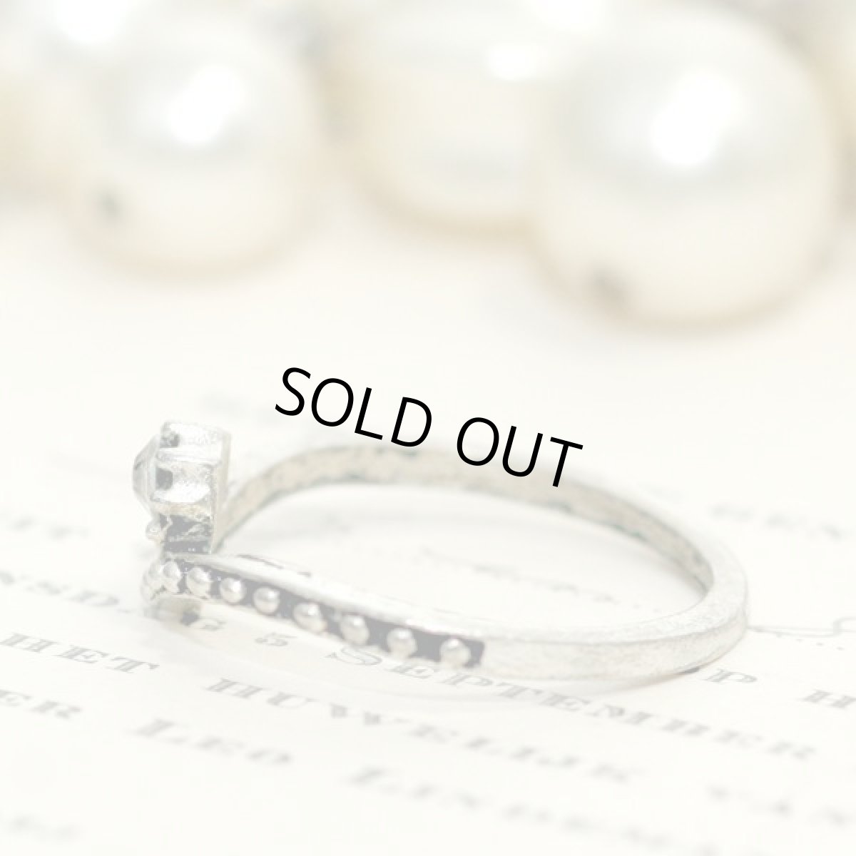 画像4: アメリカ ヴィンテージ リング サイズ13〜14号 Vラインデザインクリアラインストーン メンズ  レディース指輪 (4)