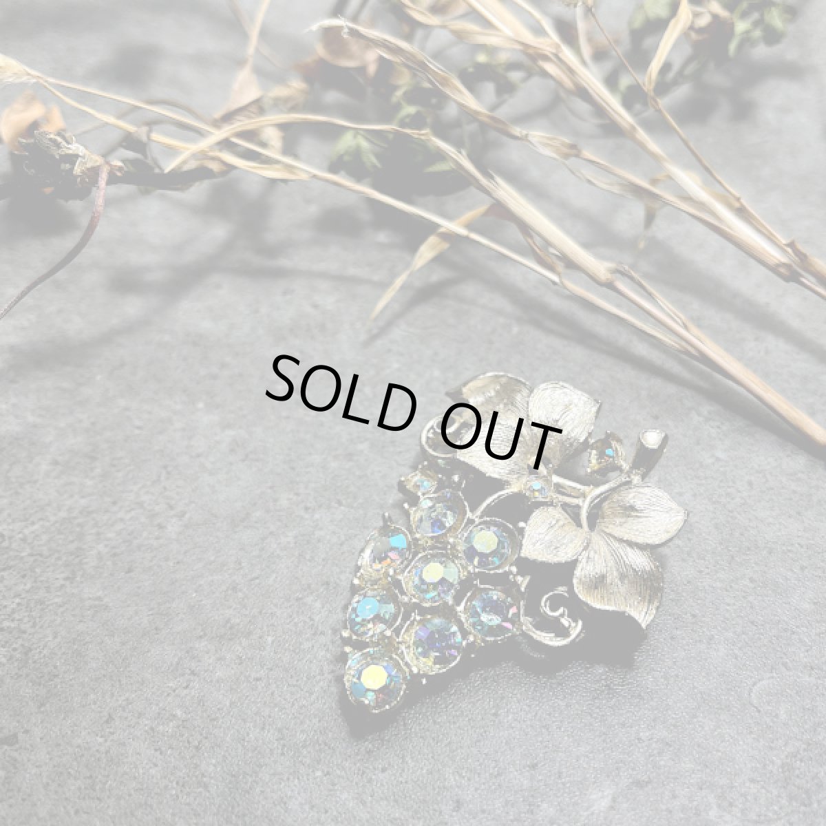 画像2: アメリカ 1960年代 ぶどうデザイン オーロララインストーン ビンテージブローチ (2)