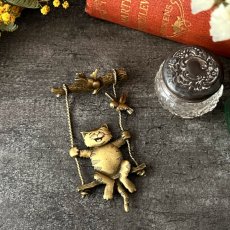 画像1: JJブランド ブランコにのる猫と小鳥 ヴィンテージブローチ  CAT ねこアクセサリー(Jonette Jewelry Co)ジェイジェイ (1)