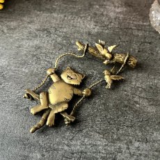 画像3: JJブランド ブランコにのる猫と小鳥 ヴィンテージブローチ  CAT ねこアクセサリー(Jonette Jewelry Co)ジェイジェイ (3)