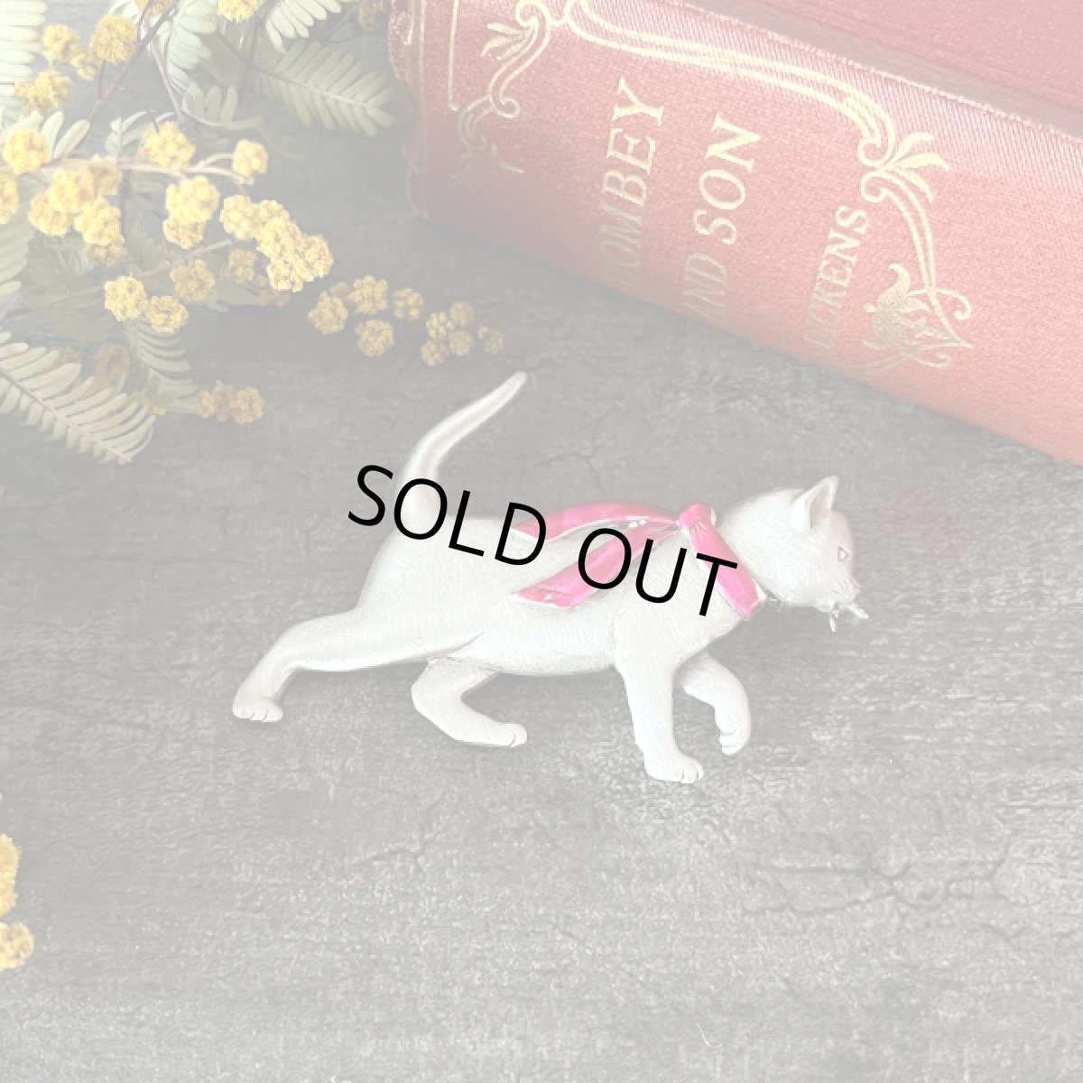画像1: JJブランド ピンクのスカーフを巻いた猫ヴィンテージブローチ　ねこアクセサリー(Jonette Jewelry Co)ジェイジェイ (1)