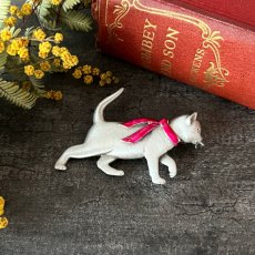 画像1: JJブランド ピンクのスカーフを巻いた猫ヴィンテージブローチ　ねこアクセサリー(Jonette Jewelry Co)ジェイジェイ (1)