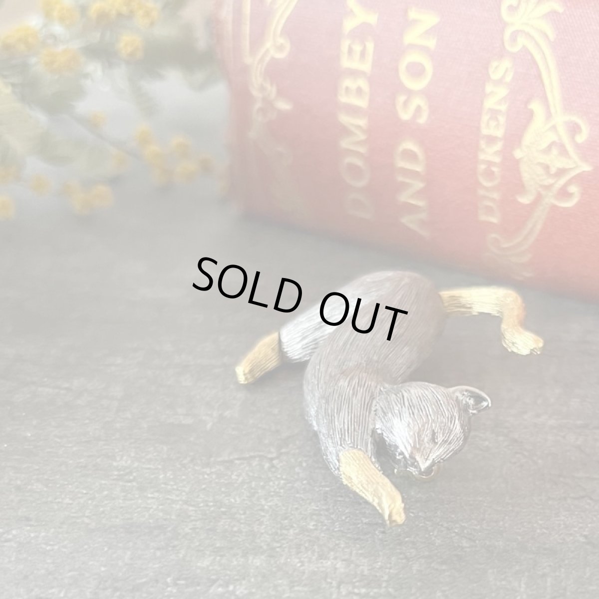 画像2: LCブランド 伸びする猫ヴィンテージブローチ ソックス (Liz Claiborne)リズクレイボーン (2)