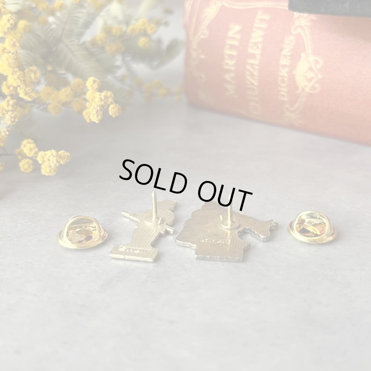 画像5: フランス モーターシェル石油 Shell ヴィンテージ ピンバッチ 2個　デンマークの民族衣装を着た女の子と牛 (5)