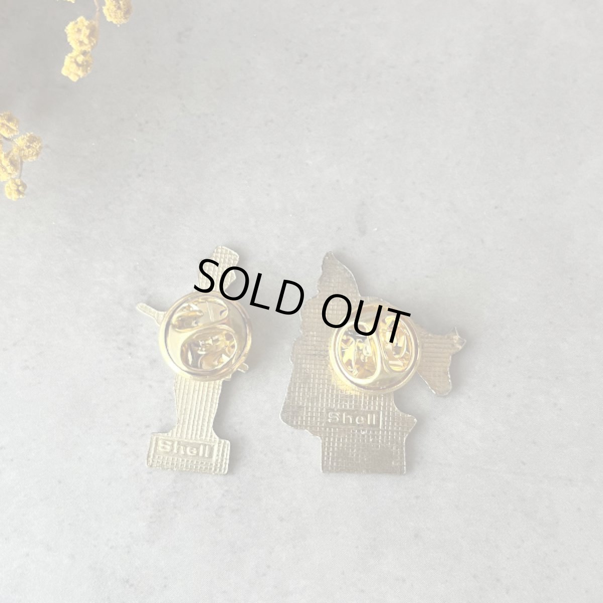 画像3: フランス モーターシェル石油 Shell ヴィンテージ ピンバッチ 2個　デンマークの民族衣装を着た女の子と牛 (3)