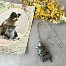 画像2: Signed jewelryヴィンテージ ネックレス  帽子がおしゃれなヨークシャテリア犬 (2)