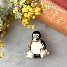 画像1: LC ヴィンテージブローチ 天然貝マザーオブパール エナメル細工のペンギン Liz Claiborne(リズ クレイボーン)　 (1)