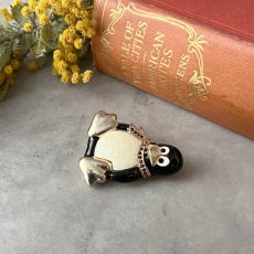 画像4: LC ヴィンテージブローチ 天然貝マザーオブパール エナメル細工のペンギン Liz Claiborne(リズ クレイボーン)　 (4)