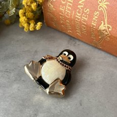 画像6: LC ヴィンテージブローチ 天然貝マザーオブパール エナメル細工のペンギン Liz Claiborne(リズ クレイボーン)　 (6)