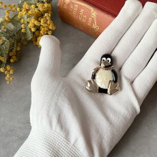 画像11: LC ヴィンテージブローチ 天然貝マザーオブパール エナメル細工のペンギン Liz Claiborne(リズ クレイボーン)　 (11)