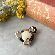 画像5: LC ヴィンテージブローチ 天然貝マザーオブパール エナメル細工のペンギン Liz Claiborne(リズ クレイボーン)　 (5)