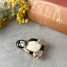 画像2: LC ヴィンテージブローチ 天然貝マザーオブパール エナメル細工のペンギン Liz Claiborne(リズ クレイボーン)　 (2)