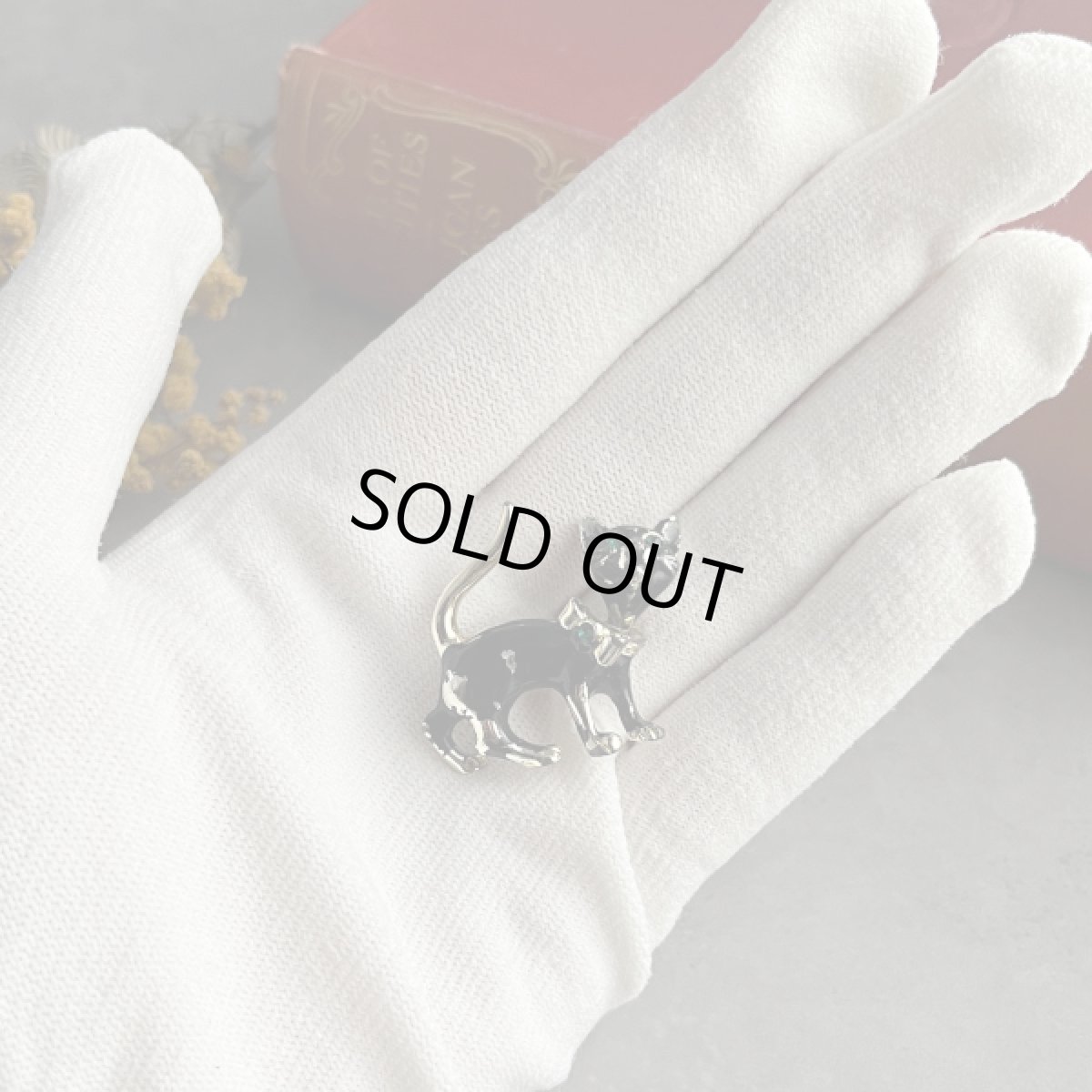 画像13: 英国ヴィンテージブローチ首が揺れる 黒猫 エナメル細工 幸運を運ぶ福猫 (13)