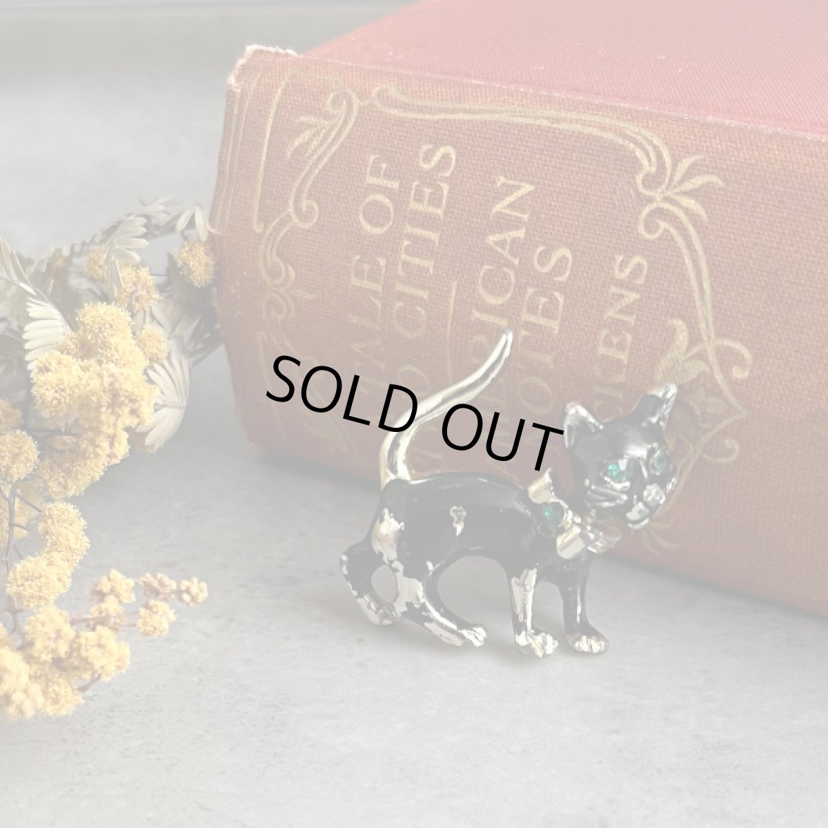 画像2: 英国ヴィンテージブローチ首が揺れる 黒猫 エナメル細工 幸運を運ぶ福猫 (2)