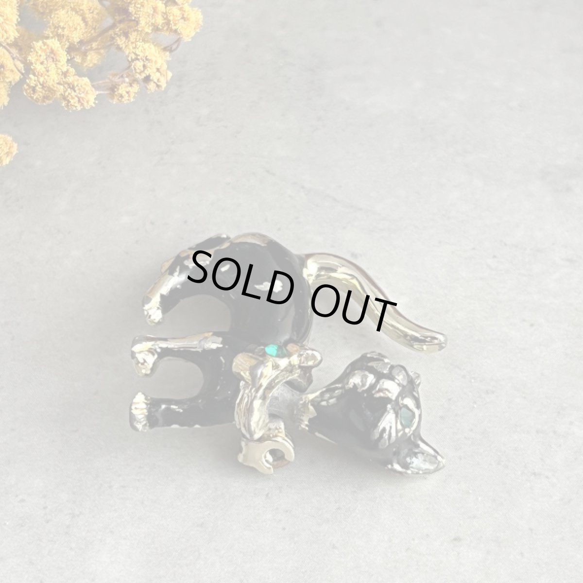 画像4: 英国ヴィンテージブローチ首が揺れる 黒猫 エナメル細工 幸運を運ぶ福猫 (4)