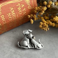 画像1:  アメリカ 1970年頃  寄り添う犬猫のヴィンテージピンブローチ  SOLID PEWTER (1)