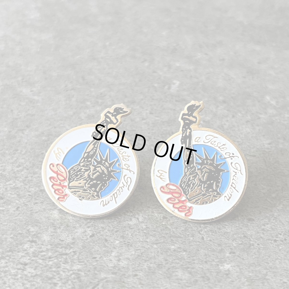 画像2: 2個セット フランス ヴィンテージ ピンバッジ Stuyvesant Cigarette 自由の女神 ノベルティグッズ (2)