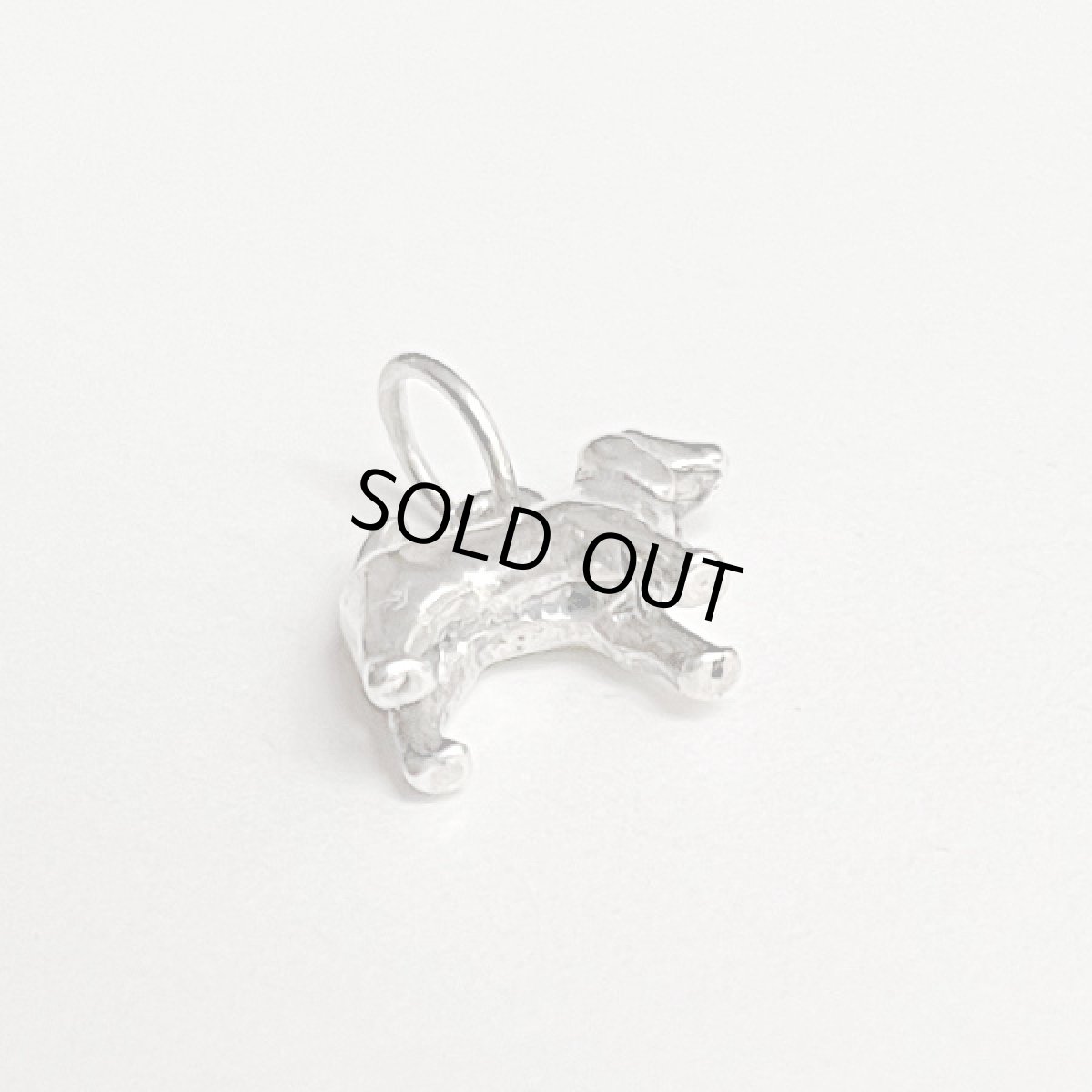 画像7: 英国 シルバーチャーム 「好奇心いっぱいの小さな探検家」ビーグル犬 ヴィンテージチャーム (7)